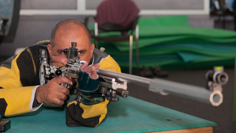 Doron Shaziri, tirador paralímpico. Foto de Raz Livnat.